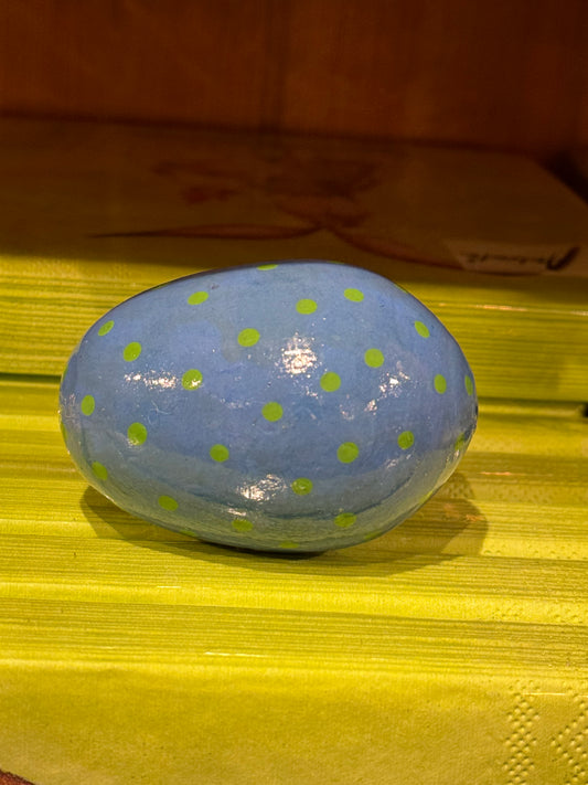 Egg blått med grønne prikker